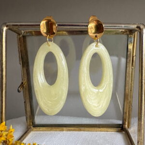 773.00-Mon-Couleur-sieraden-by-Alinde-resin-lichtgele-oorbellen-lang-ovaal-open_goud-RVS-oorstekers