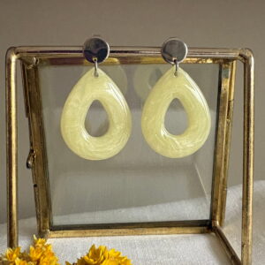 774.00-Mon-Couleur-sieraden-by-Alinde-licht-gele-oorbellen-open-druppel_rvs-zilveren-oorstekers