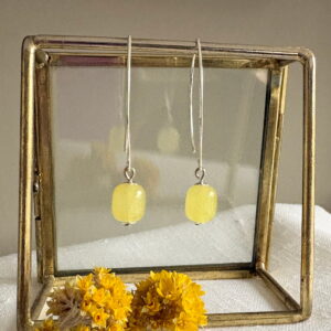 775.00-Mon-Couleur-sieraden-by-Alinde-licht-gele-oorbellen-glaskraal-geel_s925-zilveren-oorhaken-groot