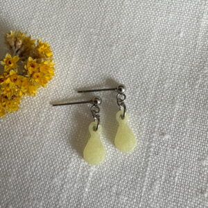 776.00-Mon-Couleur-sieraden-by-Alinde-resin-lichtgele-oorbellen-mini-druppel_zilver-RVS-oorknopjes