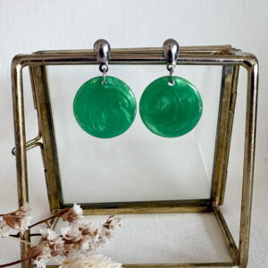 458-Mon-Couleur-sieraden-by-Alinde-resin-grasgroene-groene-oorbellen-rond_zilveren-RVS-oorstekers