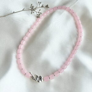 785-Mon-Couleur-sieraden-by-Alinde-licht-roze-ketting_zilver-tin-kapittel-slot-bloem