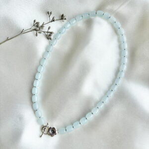 787-Mon-Couleur-sieraden-by-Alinde-licht-blauwe-ketting_zilver-tin-kapittel-slot-bloem