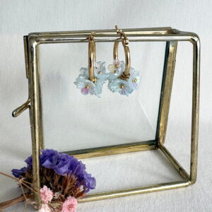 792-Mon-Couleur-sieraden-by-Alinde-licht-blauwe-oorbellen-bloemetjes_RVS-gouden-creolen