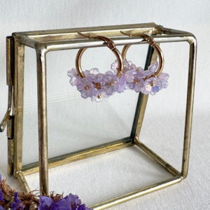 93-Mon-Couleur-sieraden-by-Alinde-lila-oorbellen-bloemetjes_RVS-gouden-creolen