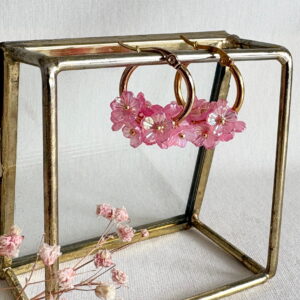 794-Mon-Couleur-sieraden-by-Alinde-roze-oorbellen-bloemetjes_RVS-gouden-creolen