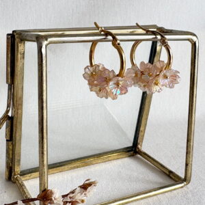 795-Mon-Couleur-sieraden-by-Alinde-beige-champagne-naturel-oorbellen-bloemetjes_RVS-gouden-creolen