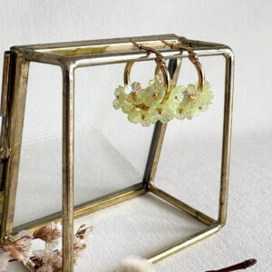 796-Mon-Couleur-sieraden-by-Alinde-gele-oorbellen-bloemetjes_RVS-gouden-creolen