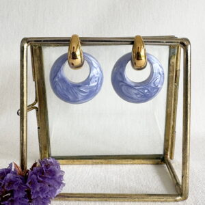 797-Mon-Couleur-sieraden-by-Alinde-lavendel-blauwe-oorbellen-open-vloeiend-rond_rvs-gouden-creolen