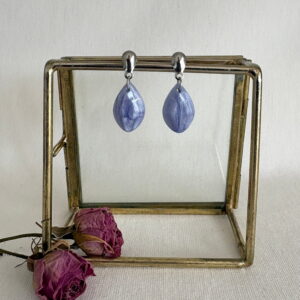 798-Mon-Couleur-sieraden-by-Alinde-resin-lavendel-blauwe-oorbellen-druppel-klein-facet_zilveren-RVS-oorstekers