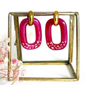 576.00-Mon-Couleur-sieraden-by-Alinde-resin-fuchsia-roze-oorbellen-rechthoek-afgerond-gat-goudvlok_gouden-RVS-creolen