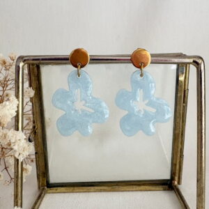 802.00-Mon-Couleur-sieraden-by-Alinde-resin-licht-blauwe-oorbellen-bloem-open_gouden-RVS-oorstekers