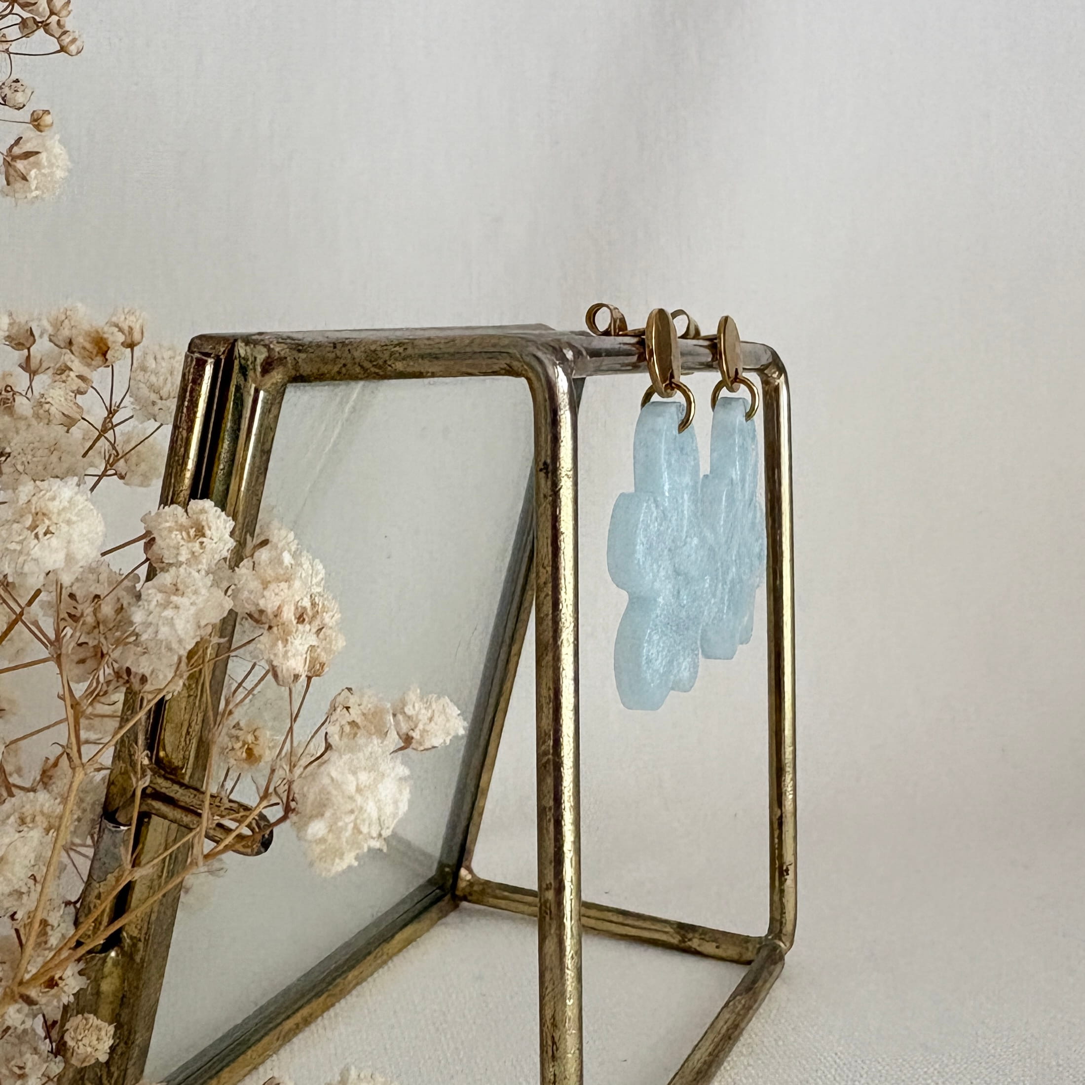 802.00-Mon-Couleur-sieraden-by-Alinde-resin-licht-blauwe-oorbellen-bloem-open_gouden-RVS-oorstekers