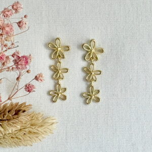 492.00-Mon-Couleur-sieraden-by-Alinde-zilveren-18krt-vergulde-3-bloemen-oorbellen-oorstekers