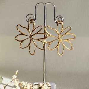 822.00-Mon-Couleur-sieraden-by-Alinde-gouden-bloem-oorbellen-oorstekers-getrommeld-groot