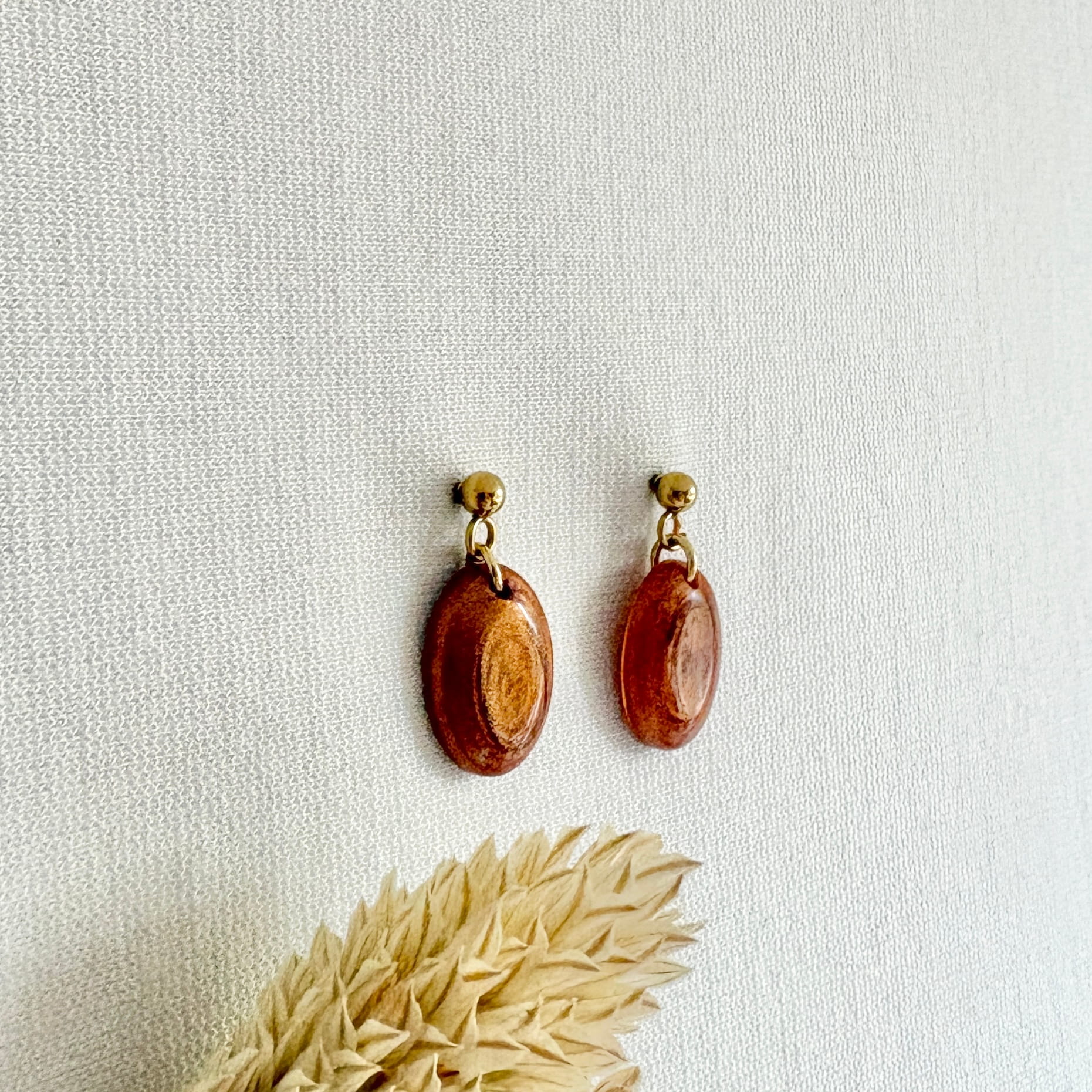825.00-Mon-Couleur-sieraden-by-Alinde-roestbruin-brons-oorbellen-mini-ovaal_RVS-gouden-oorknopjes