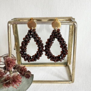 826.00-Mon-Couleur-sieraden-by-Alinde-facet-druppel-bruin-oorbellen-groot_RVS-gouden-oorstekers