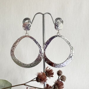 831.00-Mon-Couleur-sieraden-by-Alinde-zilveren-oorbellen-vierkant-gehamerd-groot